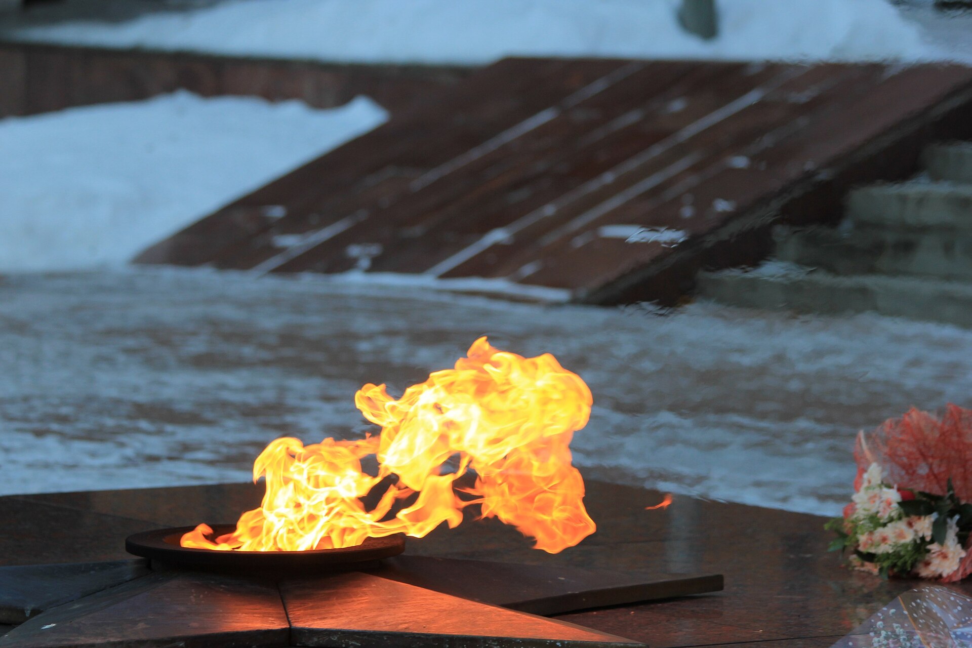 В Серове 11-летний школьник сжёг венки на Вечном огне