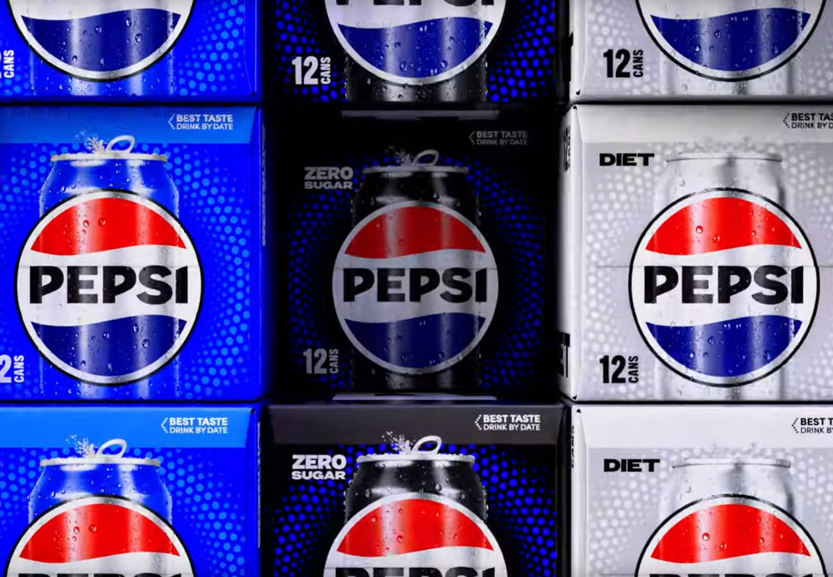 Синди Кроуфорд повторила фото из легендарной рекламы Pepsi