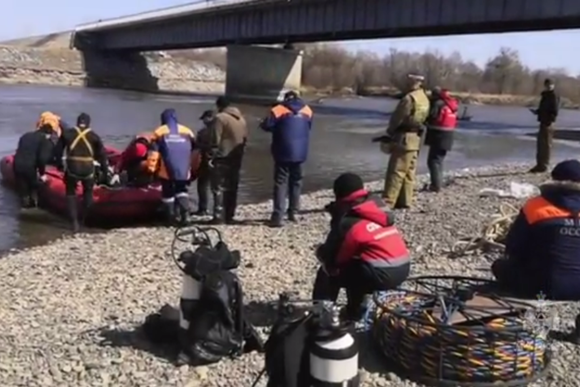 Фура с химикатами упала в российскую реку. Водитель погиб, груз унесло по  течению — Секрет фирмы