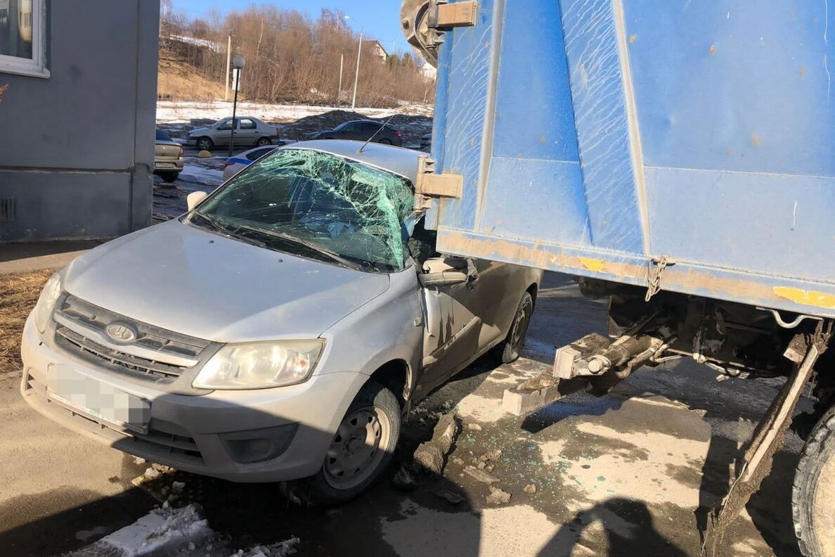 В российском городе мусоровоз поехал без водителя и протаранил легковушку.  В ней были люди — Секрет фирмы