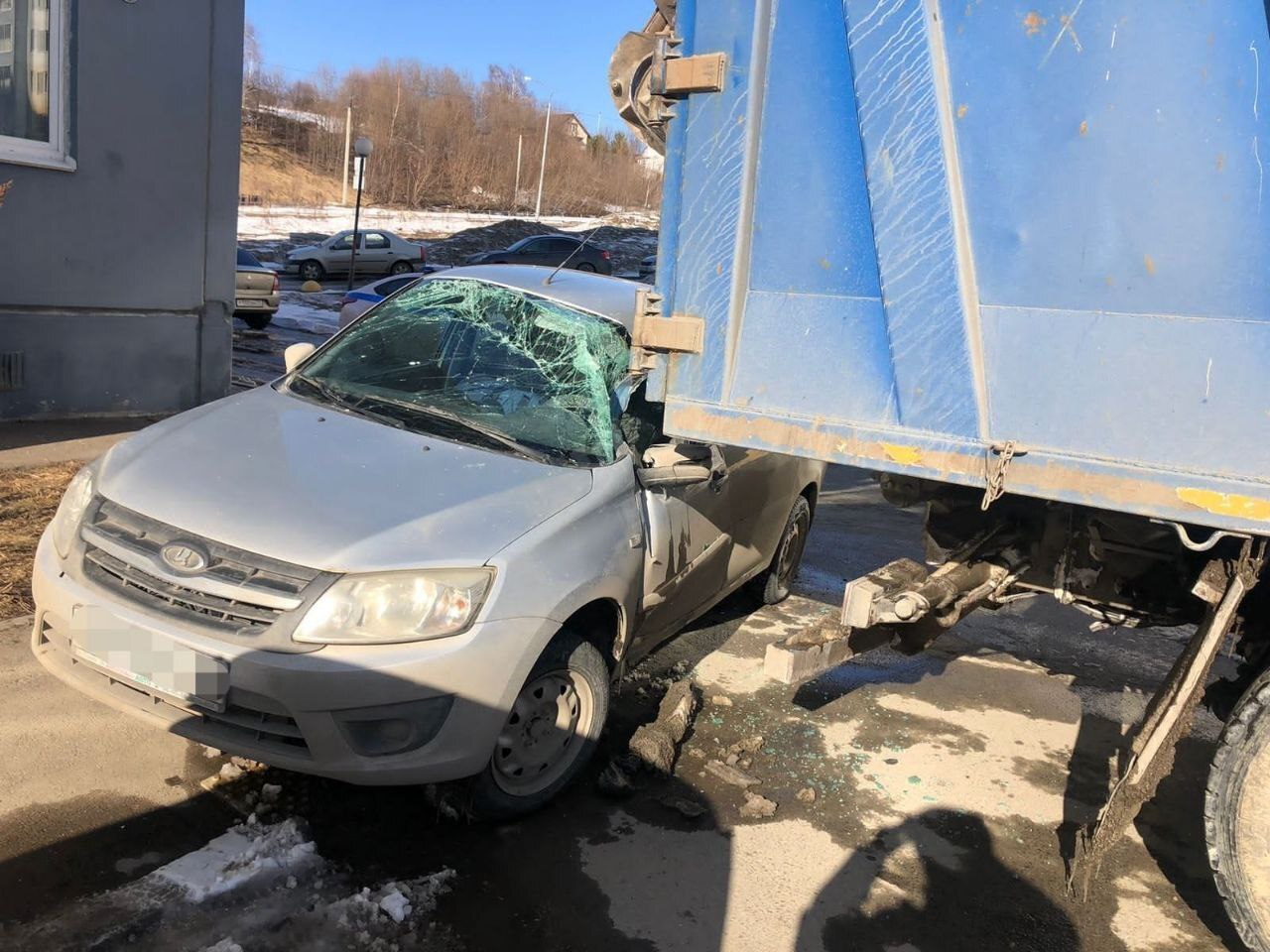 В российском городе мусоровоз поехал без водителя и протаранил легковушку.  В ней были люди — Секрет фирмы