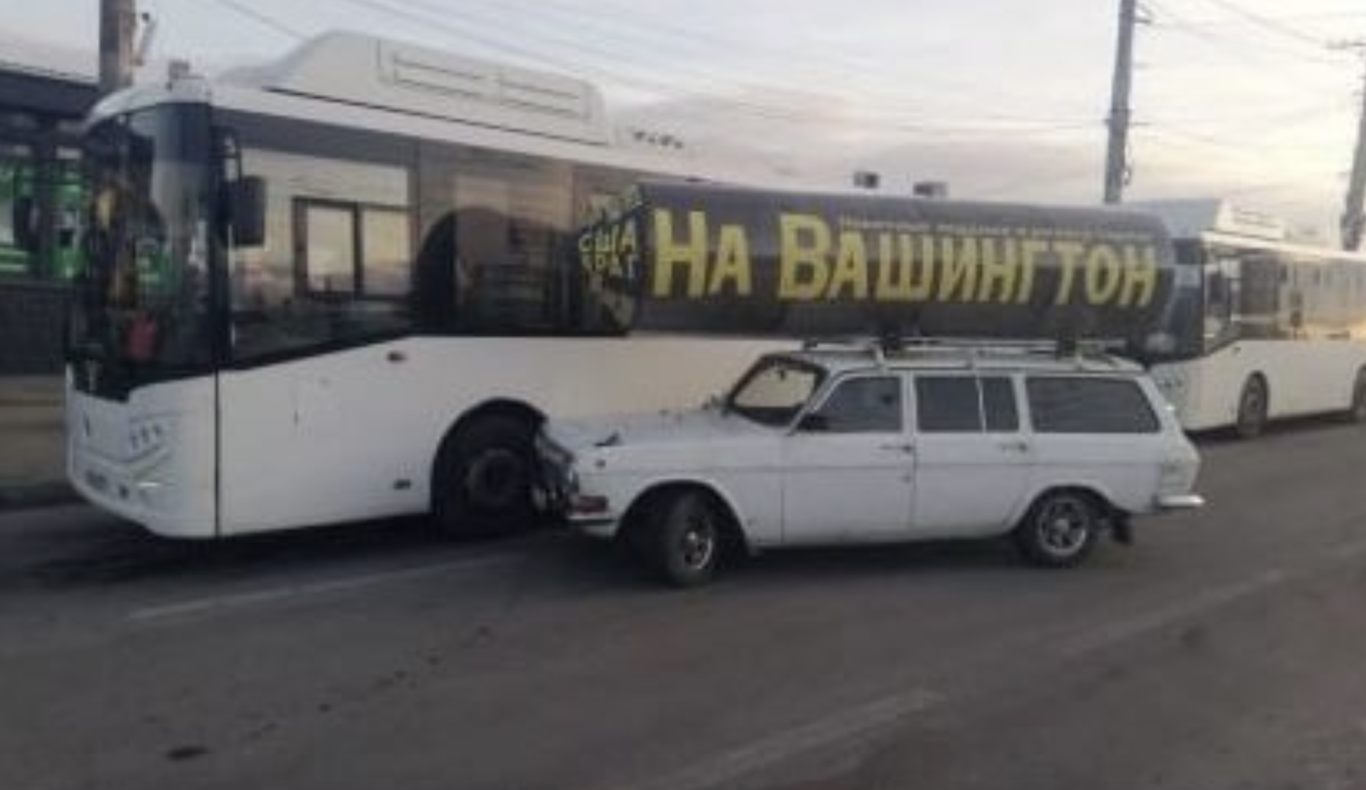 Подъём: в Севастополе сарматмобиль впечатался в рейсовый автобус