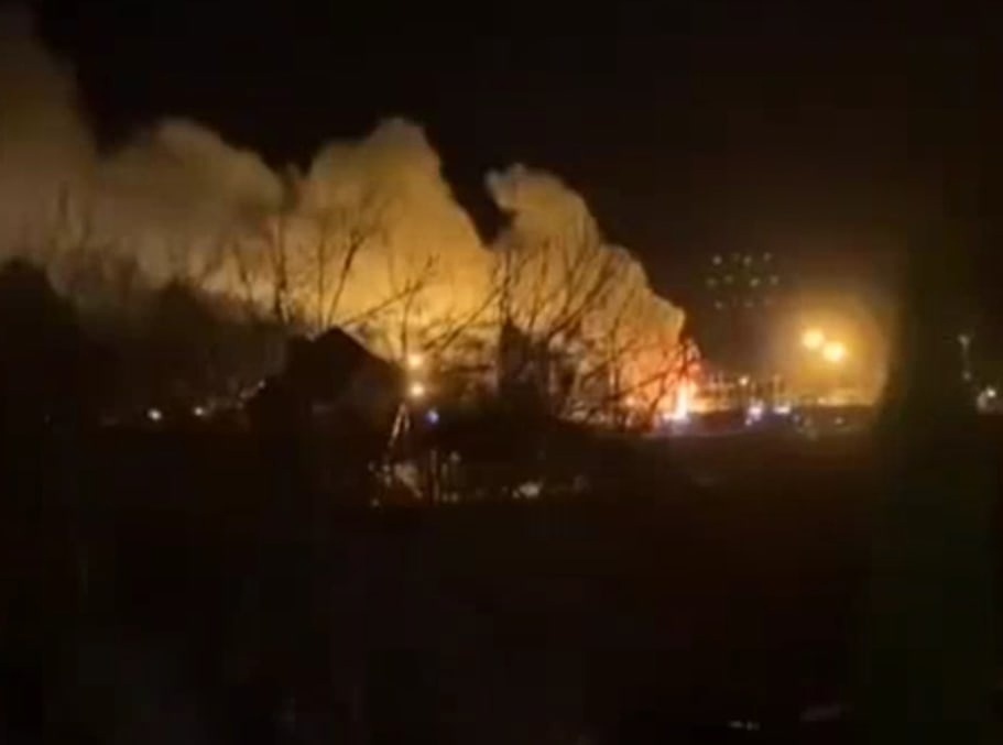 На белгородской электростанции случился сильный пожар. Причиной мог стать беспилотник