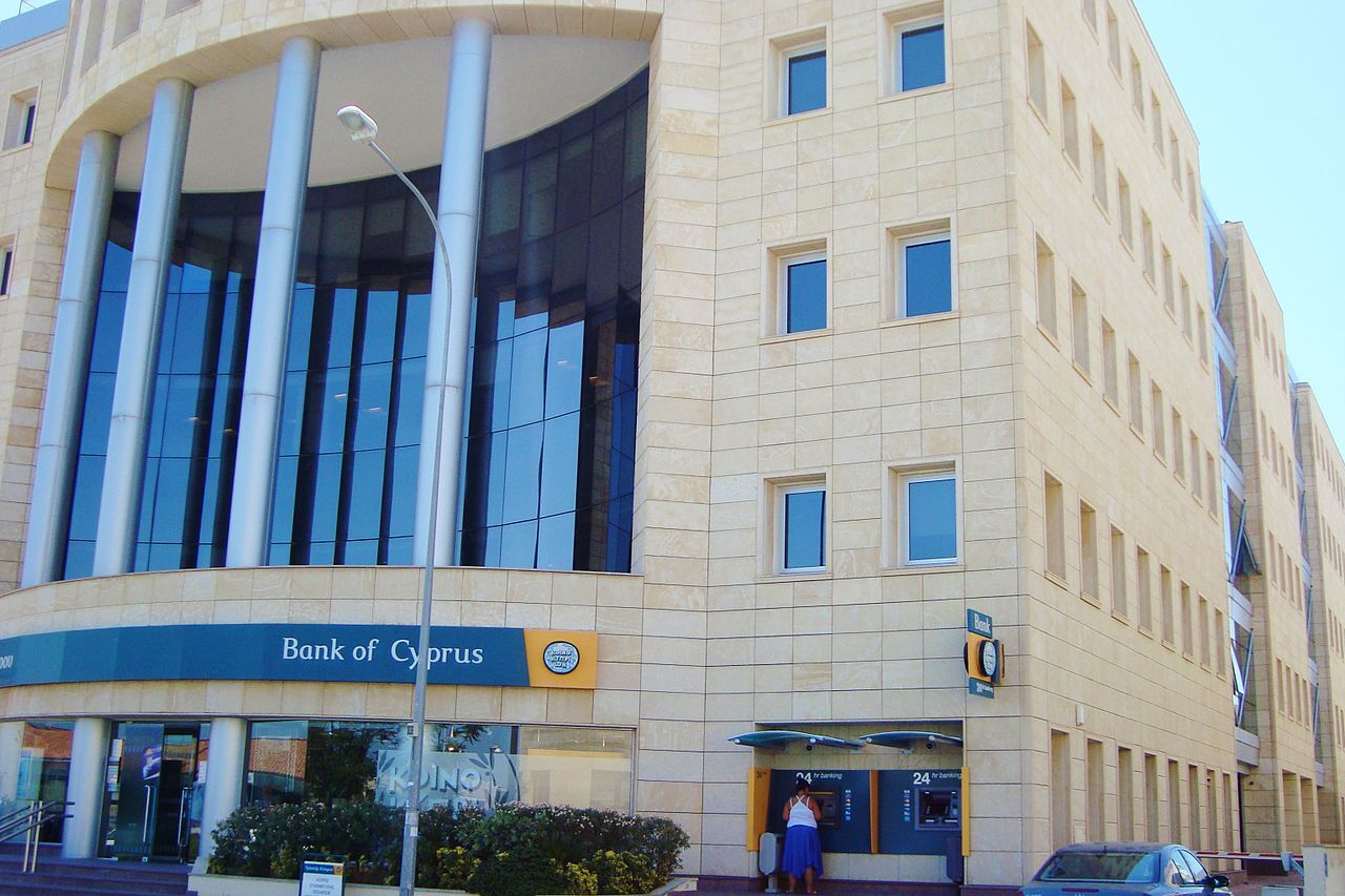 Bank Of Cyprus и кипрские подразделения греческих Hellenic Bank и Alpha Bank начали закрывать счета россиян