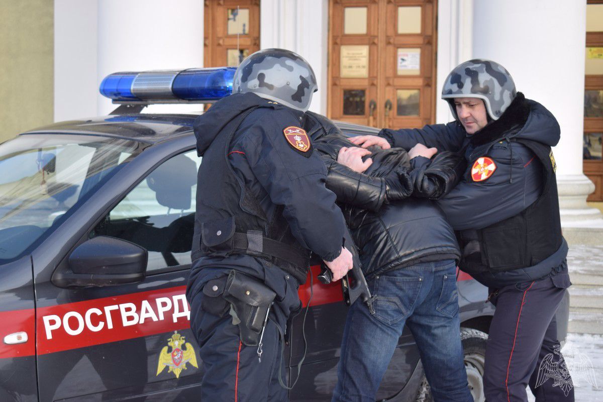 На дворника в Ростове-на-Дону завели уголовное дело за срыв флага России