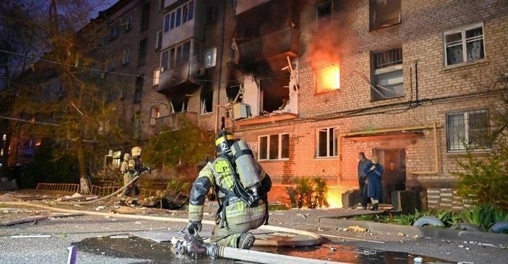 В одной из многоэтажек Волгограда произошел взрыв и пожар из-за газа