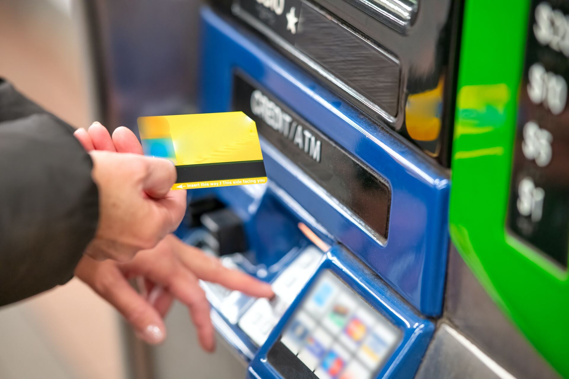 В Омске на мужчину завели уголовное дело за кражу денег из банкомата