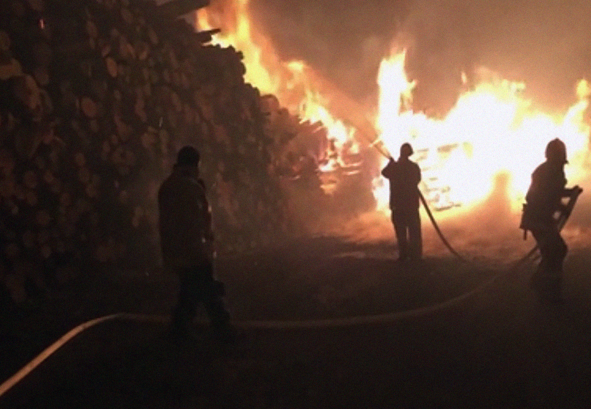 Shot: Владелец лесопилки, откуда начался пожар в посёлке Сосьва, сбежал
