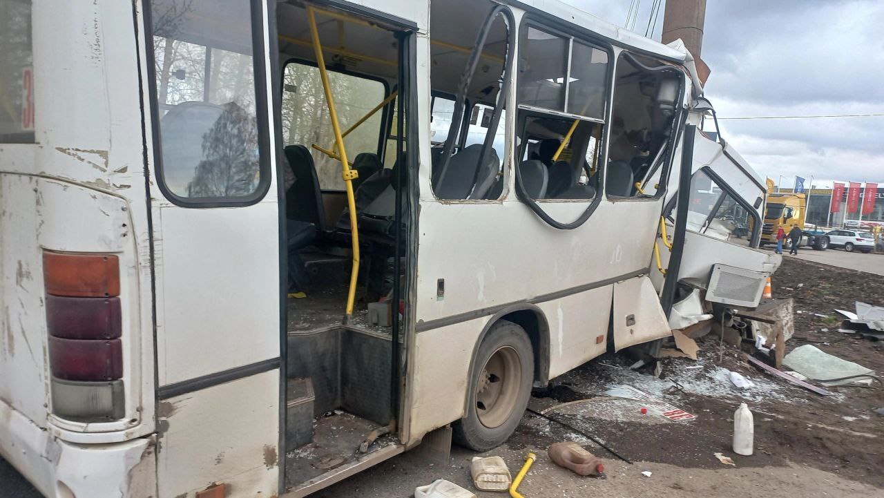 СМИ: 28 пассажиров автобуса в Кирове получили травмы, после того как водитель уснул за рулём