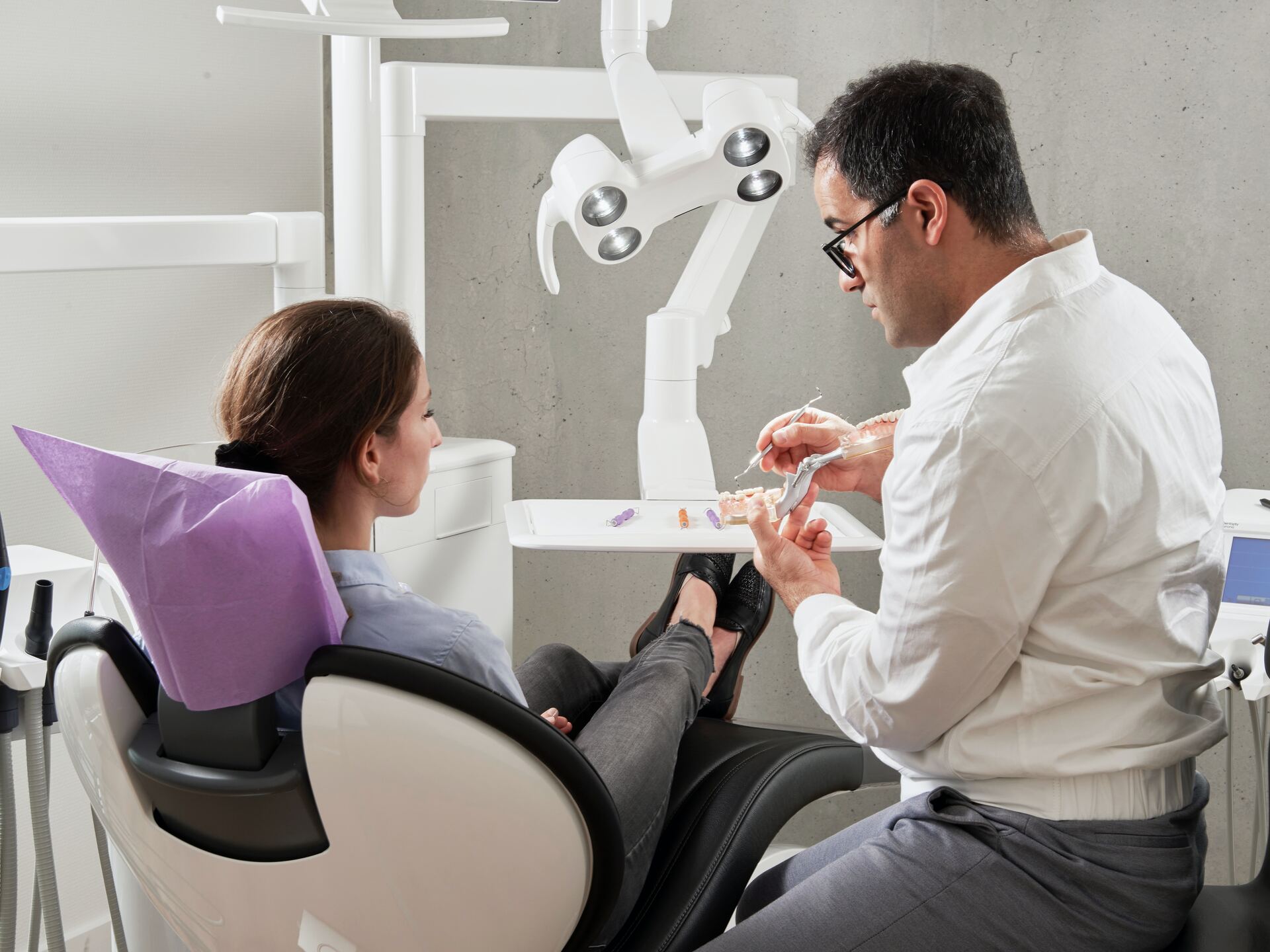 Стоматолог Глухов: зубные импланты могут не прижиться и вызвать воспаление