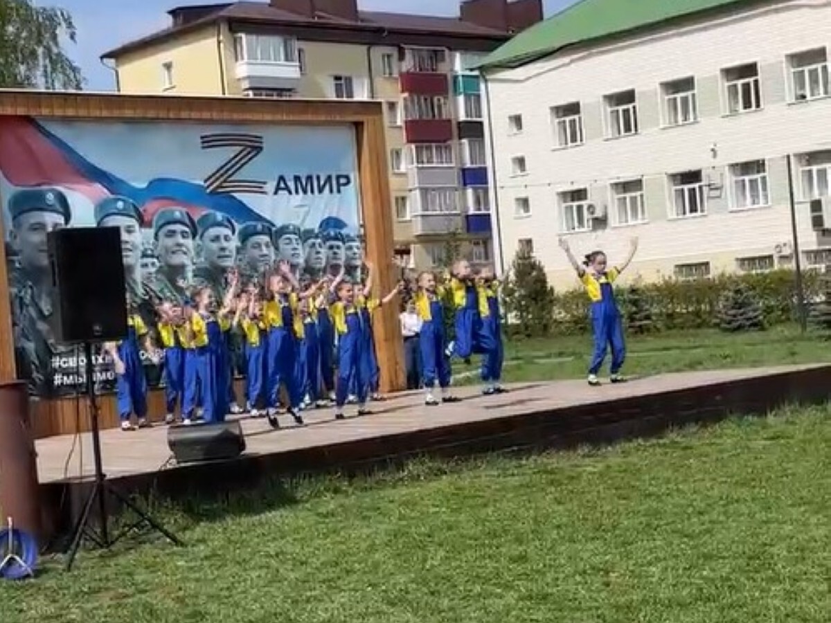 В Татарстане детский коллектив раскритиковали из-за номера в костюмах цвета украинского флага