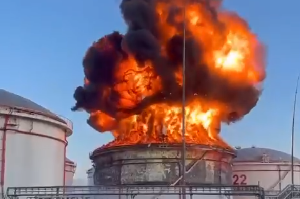 В Краснодарском крае пожар охватил нефтебазу в порту Тамань