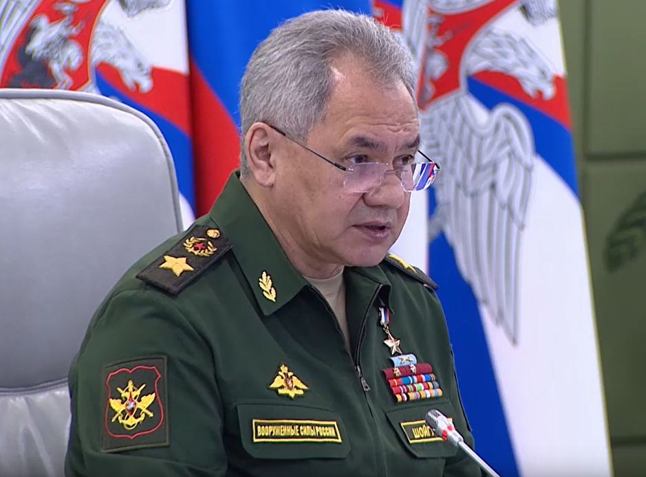 Шойгу поручил контролировать непрерывность поставок оружия на СВО