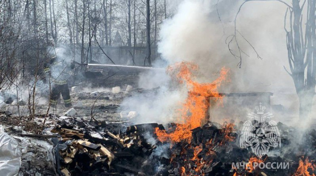 В посёлке Первомайский огонь уничтожил два склада с порохом на площади 960 квадратов