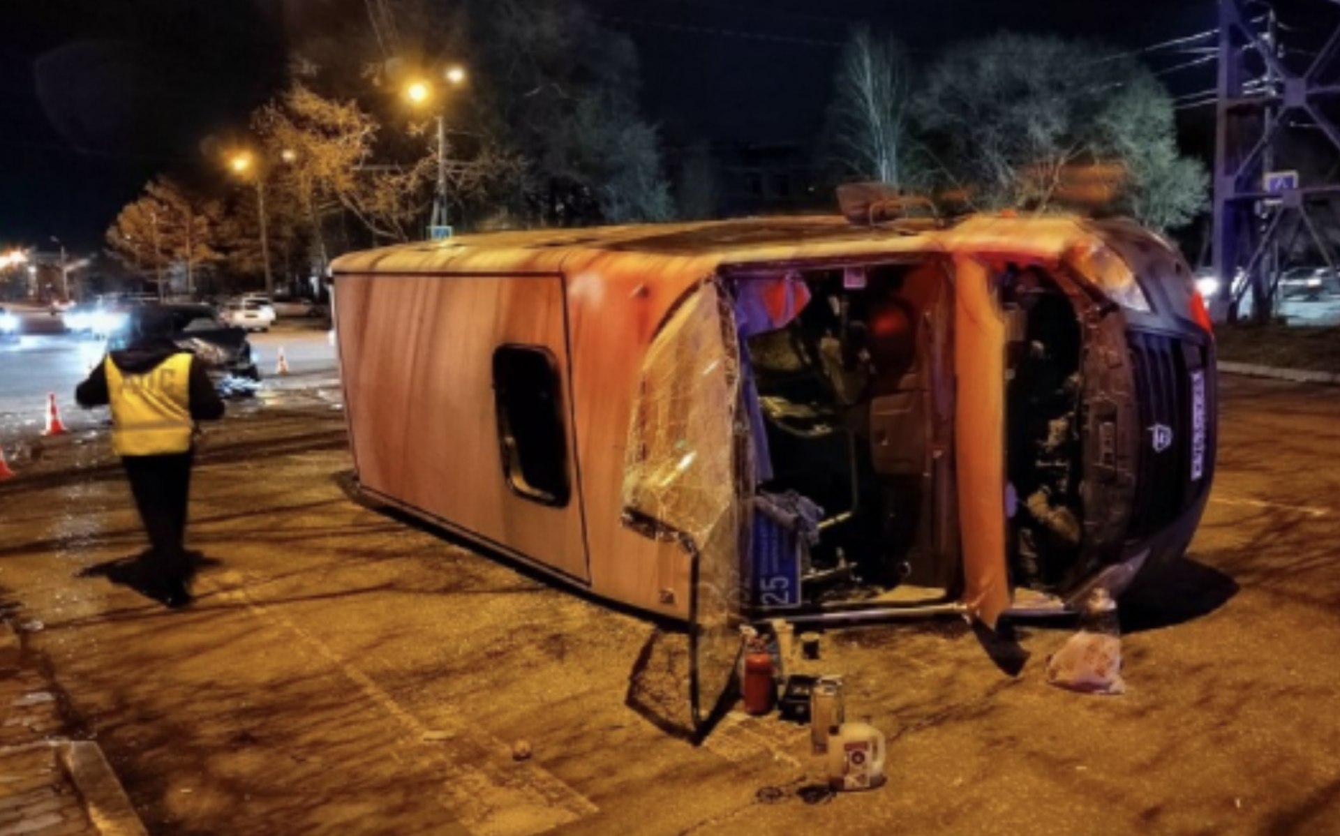 В Благовещенске автобус с пассажирами перевернулся из-за столкновения с иномаркой