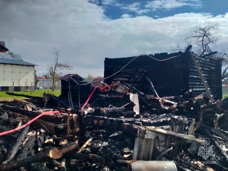 Ребёнок пострадал при пожаре в доме многодетной учительницы в Ярославской области