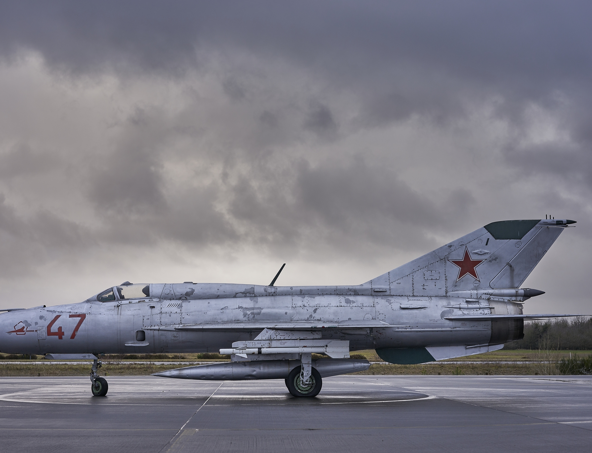 Baza: в Новосибирске двое неизвестных попытались сжечь бомбардировщик Су-24