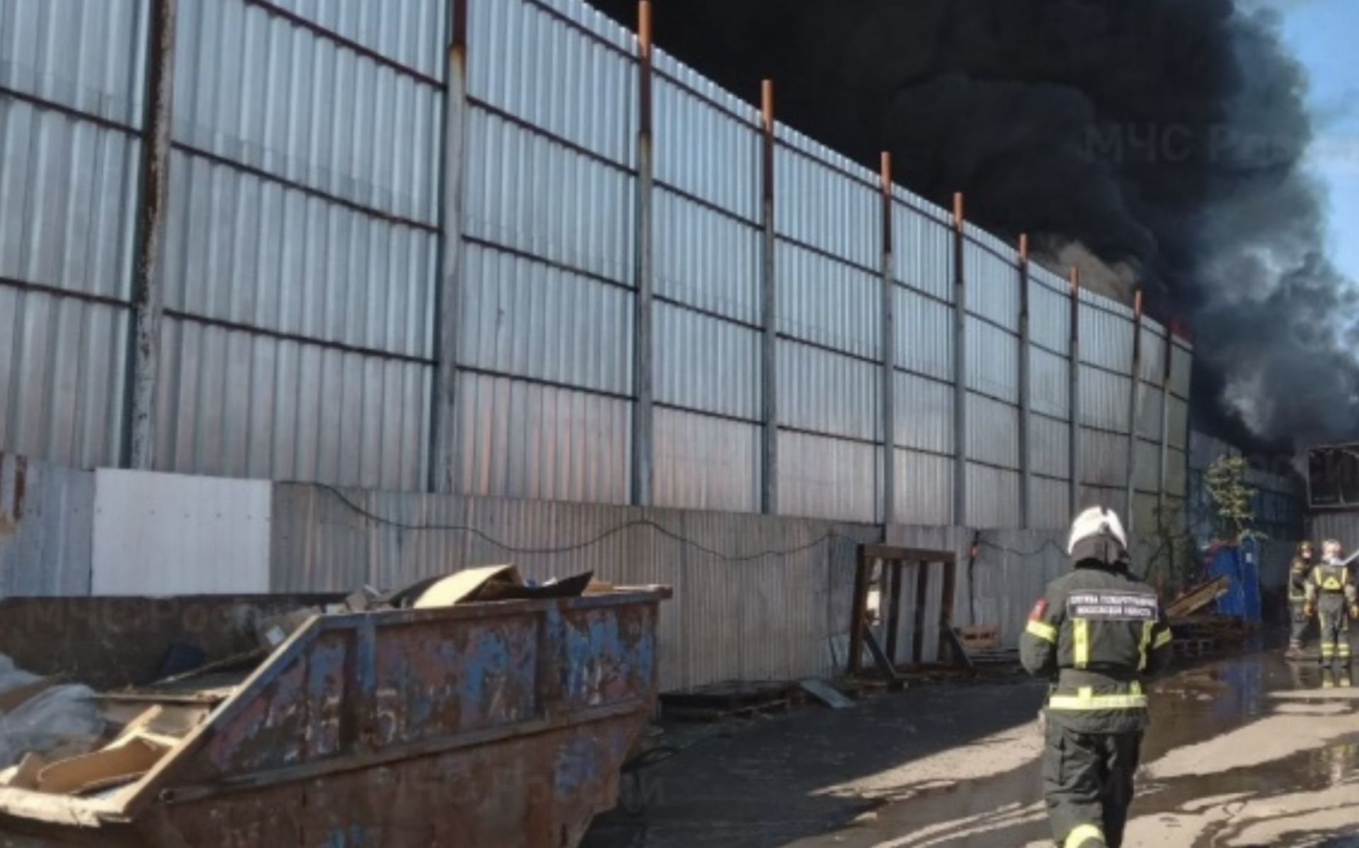 В подмосковном Дзержинске вспыхнул мощный пожар на складе покрышек