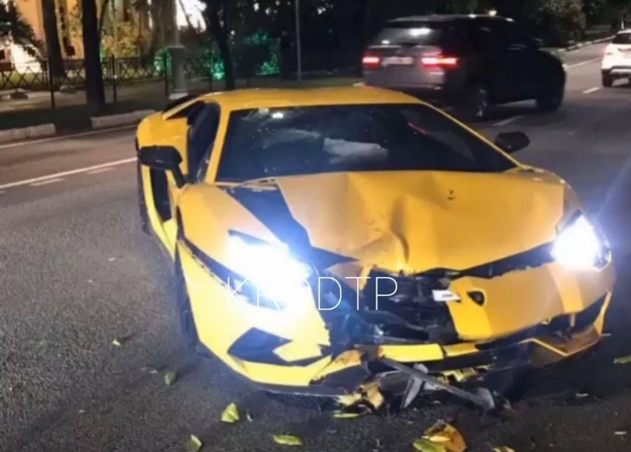 В Сочи 28-летняя девушка въехала в дерево на чужом Lamborghini за 50 млн  рублей — Секрет фирмы