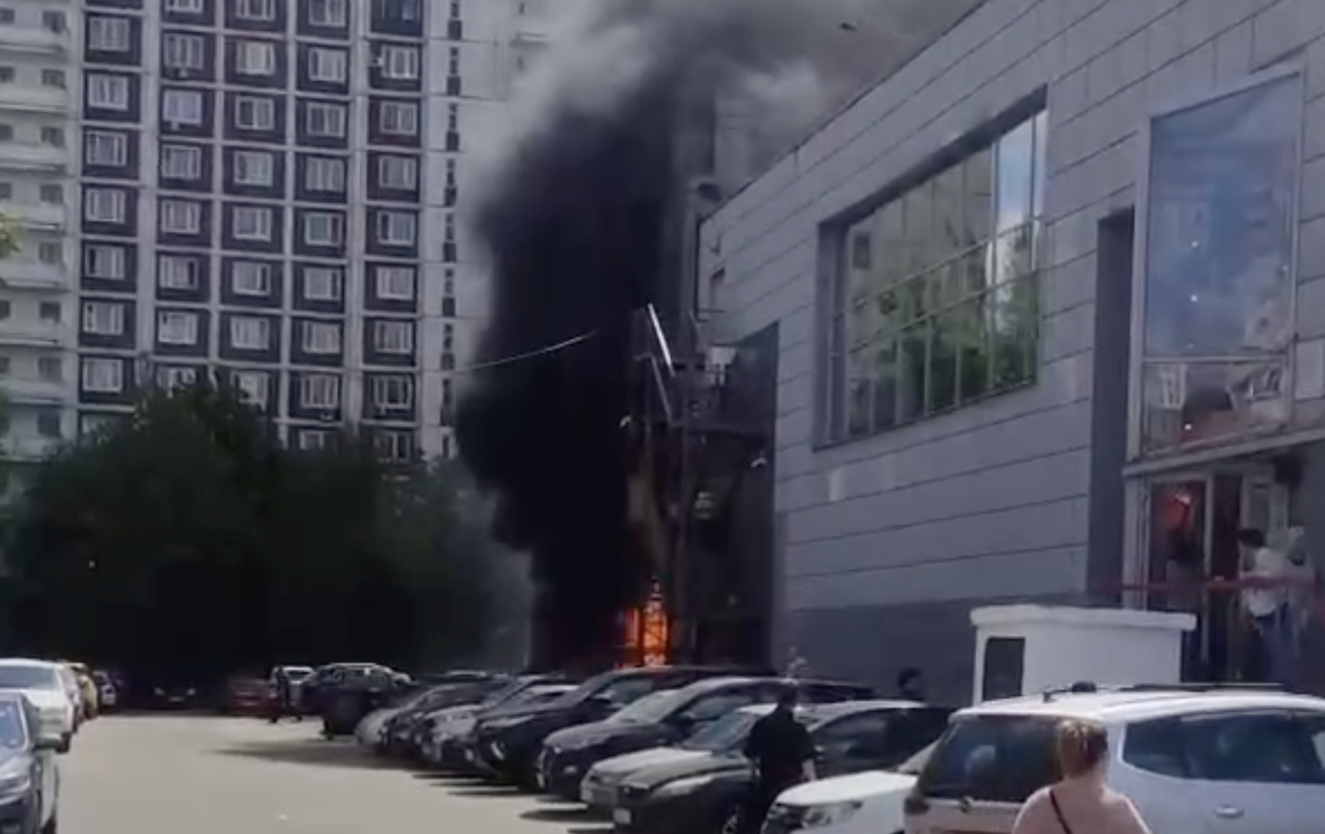 У ТЦ на юге Москвы произошёл пожар. Что известно