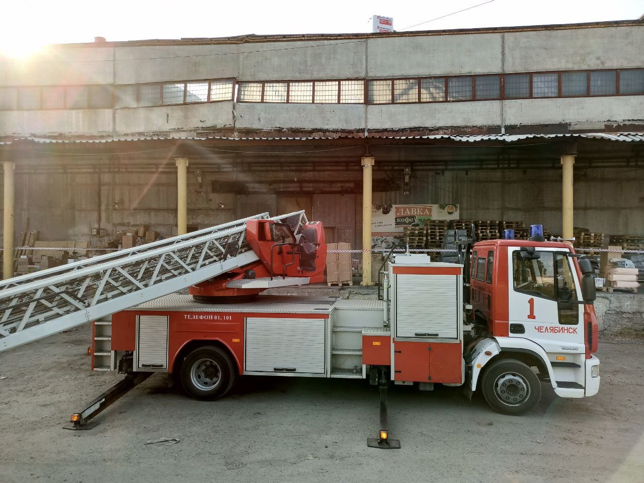 Четыре человека пострадали при обрушении крыши на складе в Челябинске