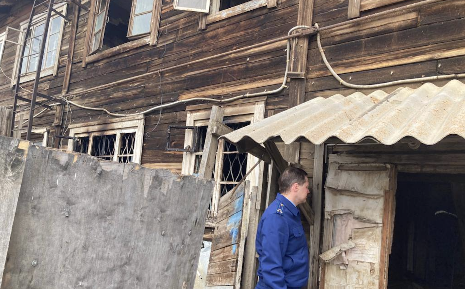 В результате пожара в двухэтажном бараке в Якутии погибли четыре человека
