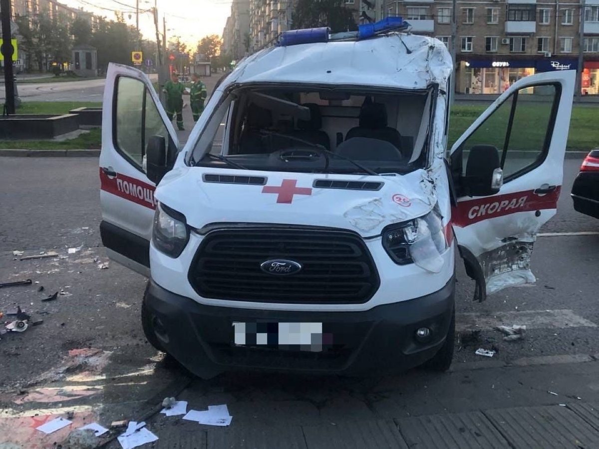 В Москве фельдшер скорой погиб в ДТП с машиной такси