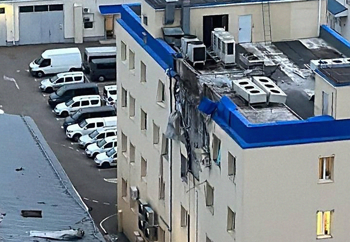 В Краснодаре коммунальщики вскрыли квартиру в пострадавшем от атаки БПЛА доме, спутав её с чердаком