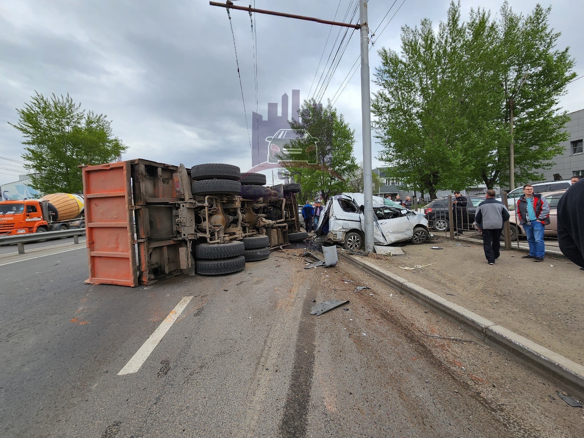 Последствия ДТП с 12 авто и КамАЗом в Красноярске попали на видео