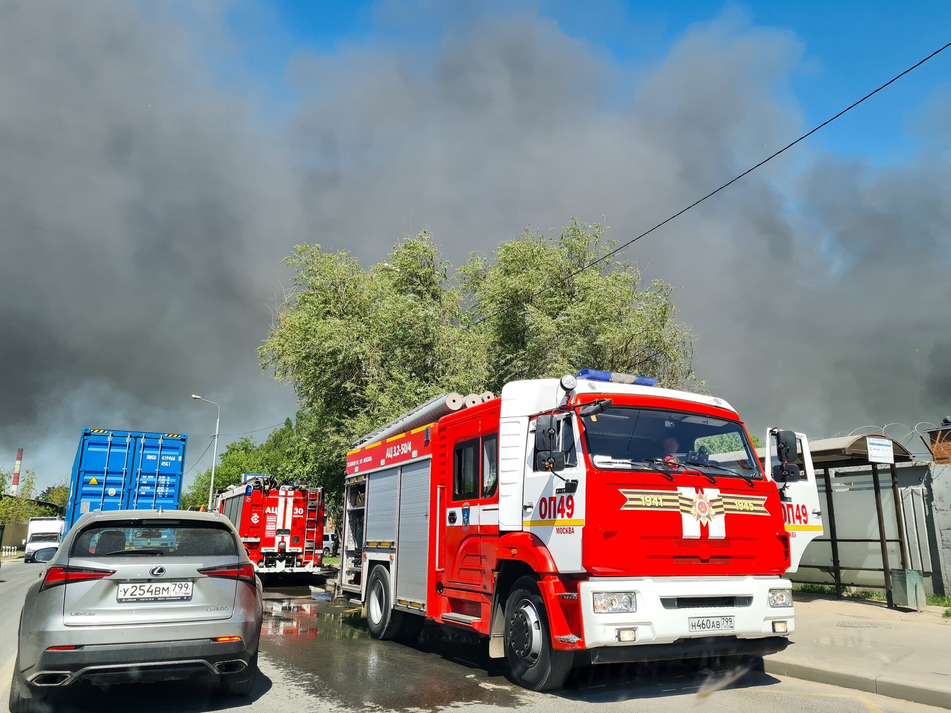 РИА Новости: пожарные потушили огонь в гастроцентре в московском парке Зарядье