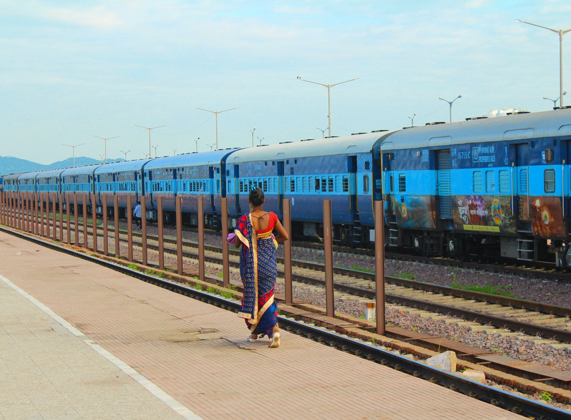 AFP: число жертв при столкновении поездов в Индии достигло 288