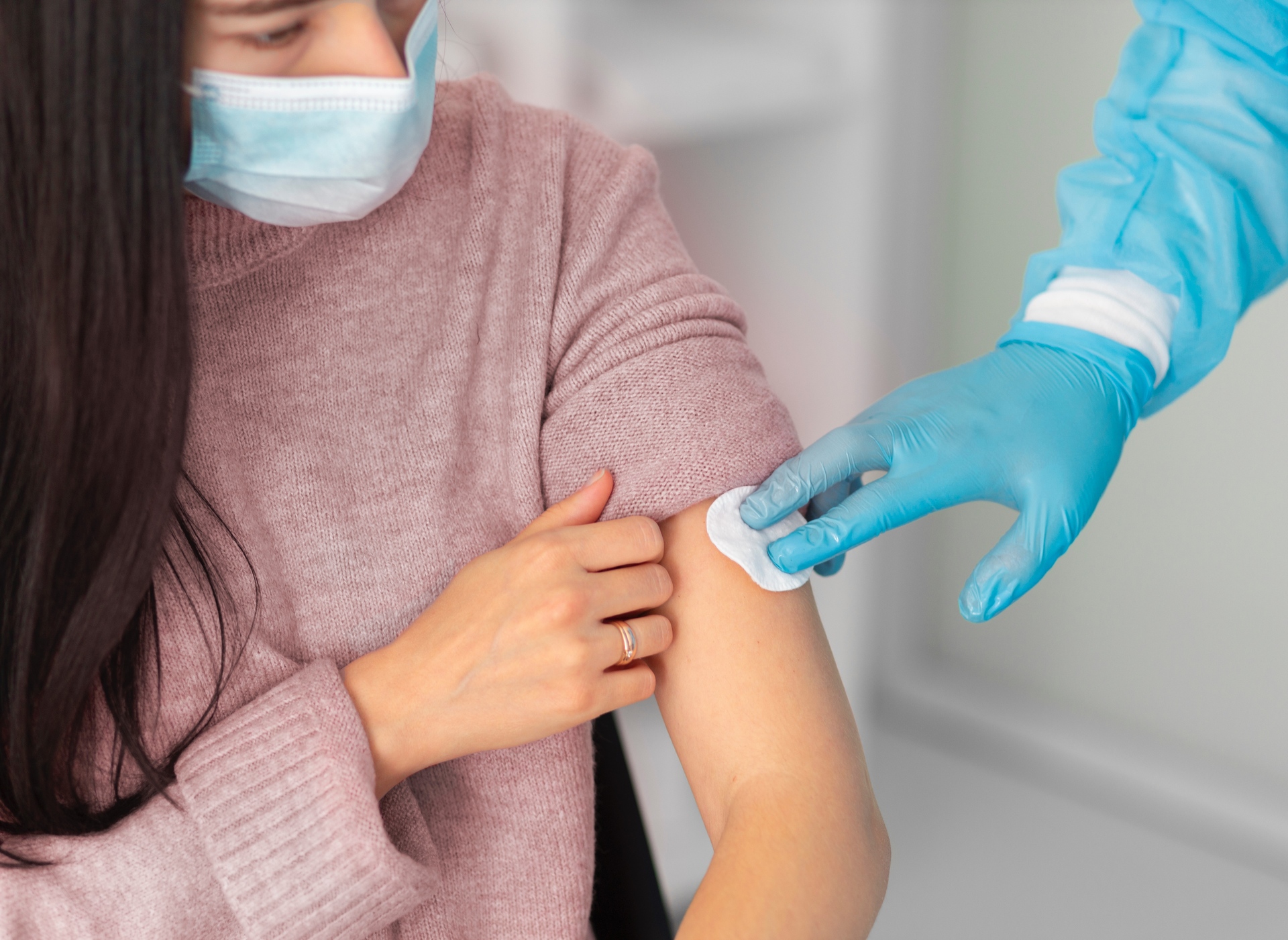 Терапевт Бурнацкая: вакцинация запрещена при тяжёлой и острой форме заболеваний