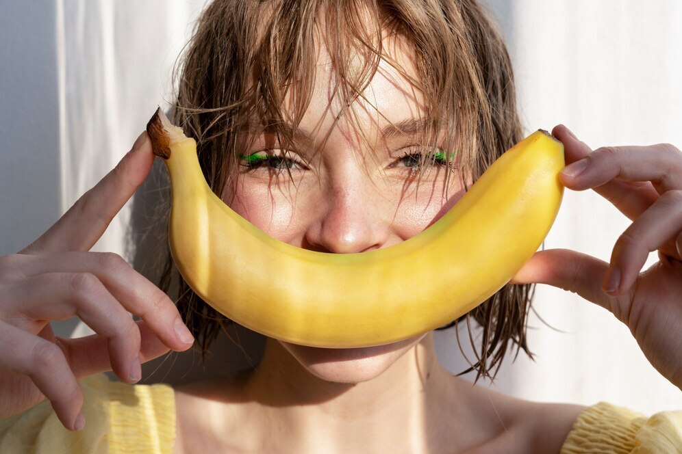 Дерматолог Ядав: втирание банановой кожуры в кожу не спасёт от старения