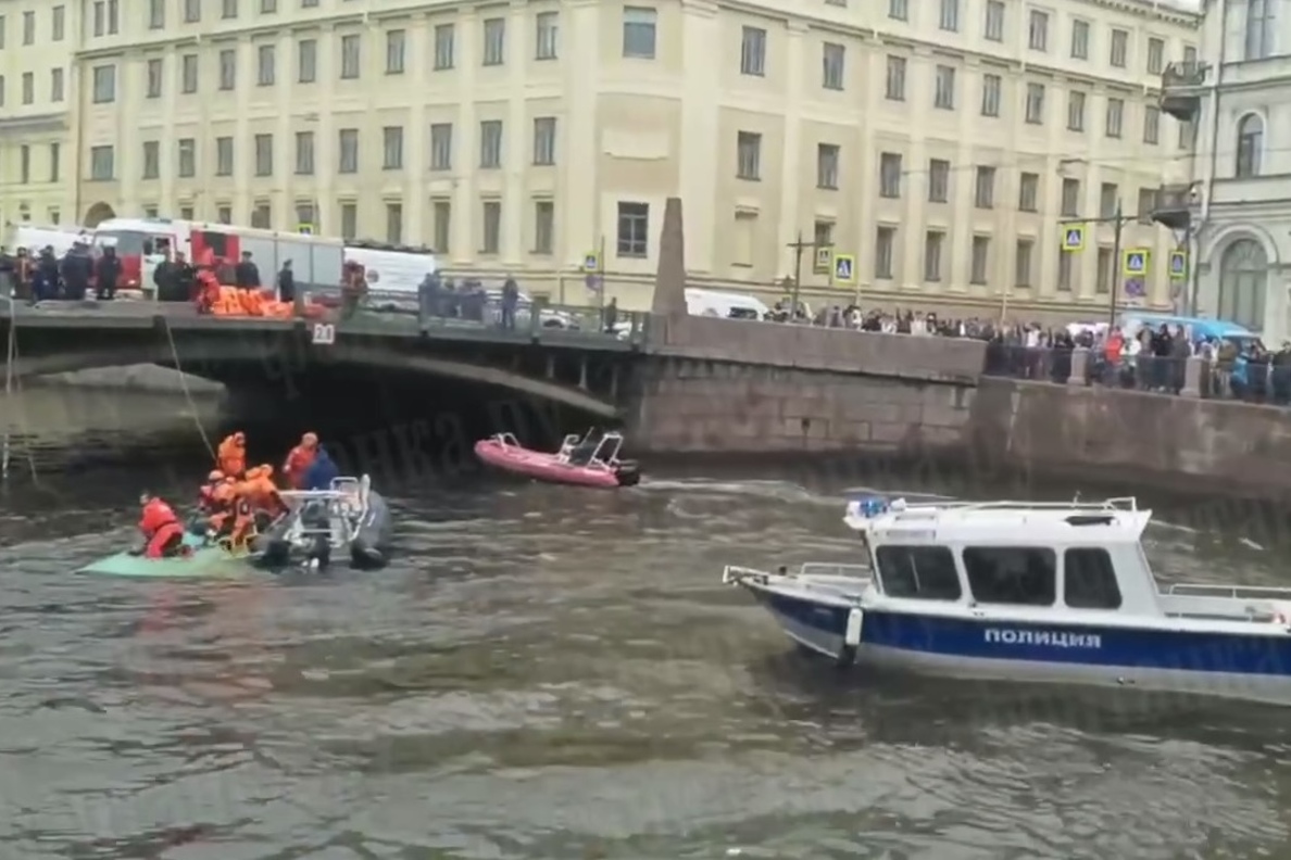 В Петербурге затонул автобус с пассажирами. Что известно — Секрет фирмы