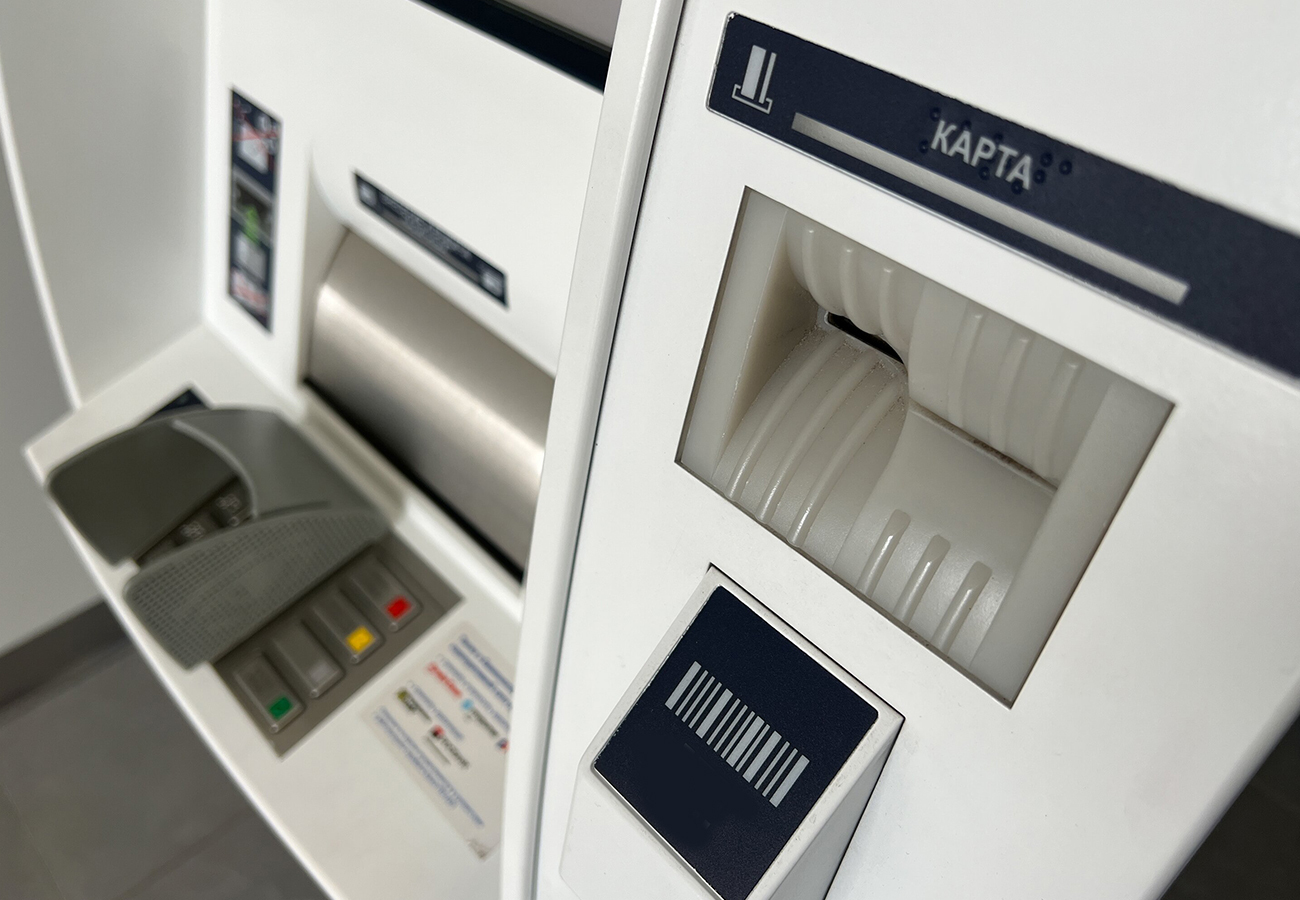 Известия: российские банки массово урезают лимиты по кредитным картам