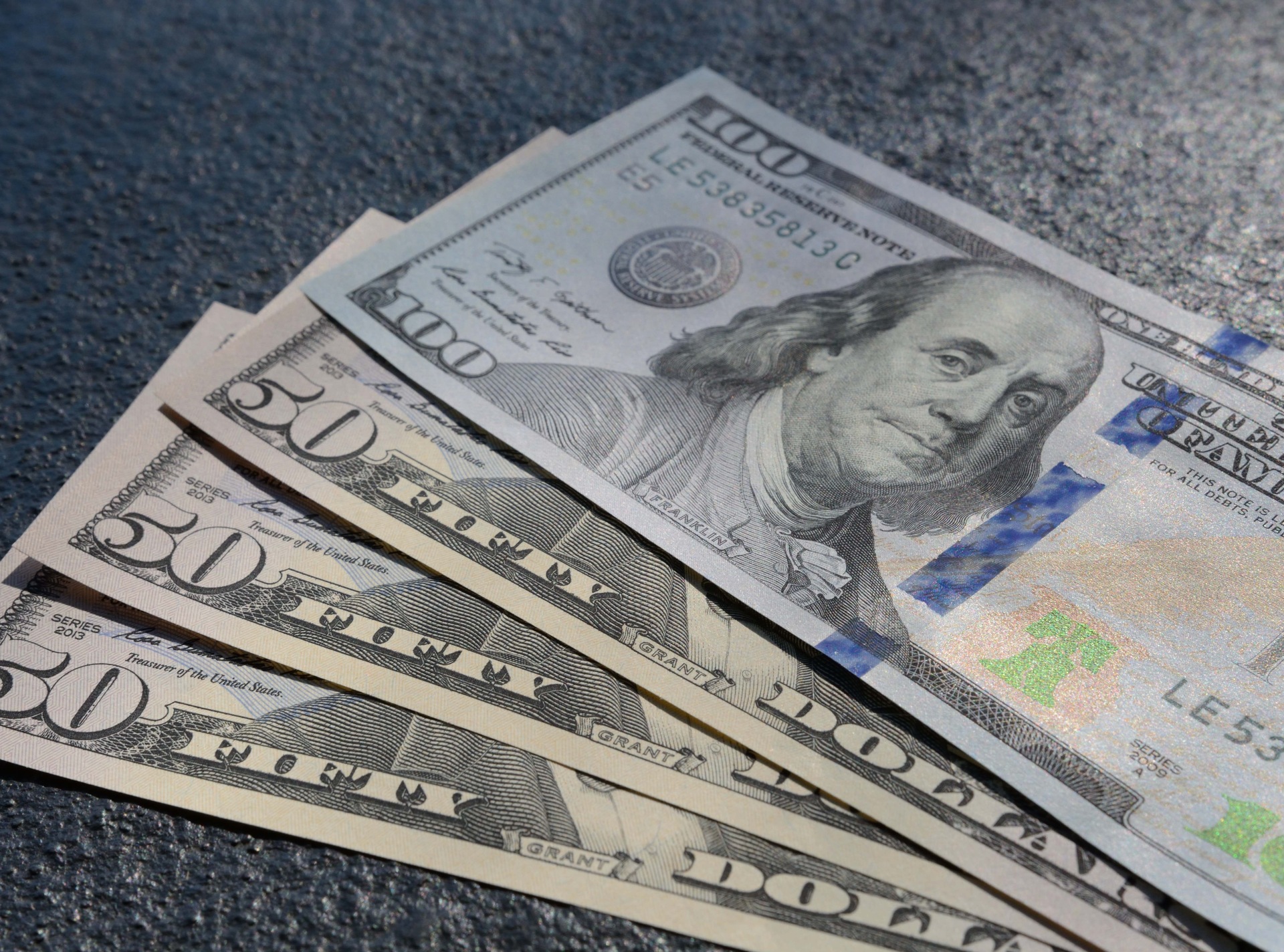 Депутат Аксаков: Центробанк не определяет, принимать ли банкам старые доллары