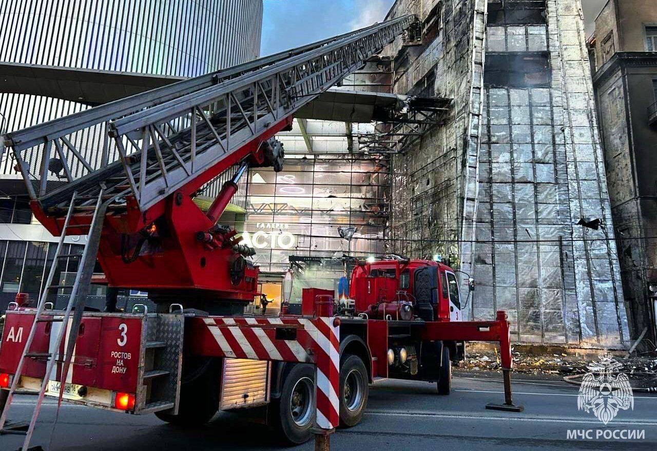 МЧС РФ: в Ростове-на-Дону загорелся торговый центр