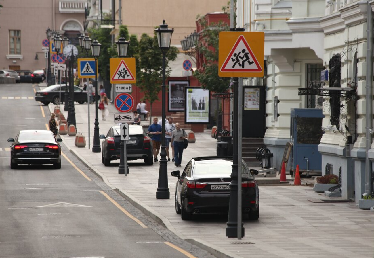 В Госдуме предложили в три раза повысить штрафы за парковку на тротуарах