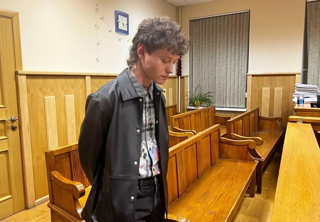 ТАСС: певец Шарлот пытается из колонии восстановить сожжённый паспорт