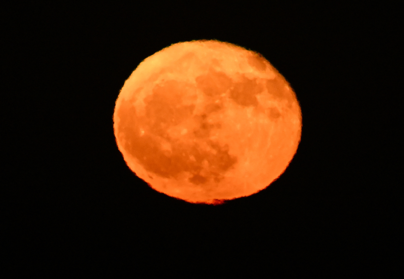 В ночь на 11 июня москвичи сняли на видео клубничную Луну