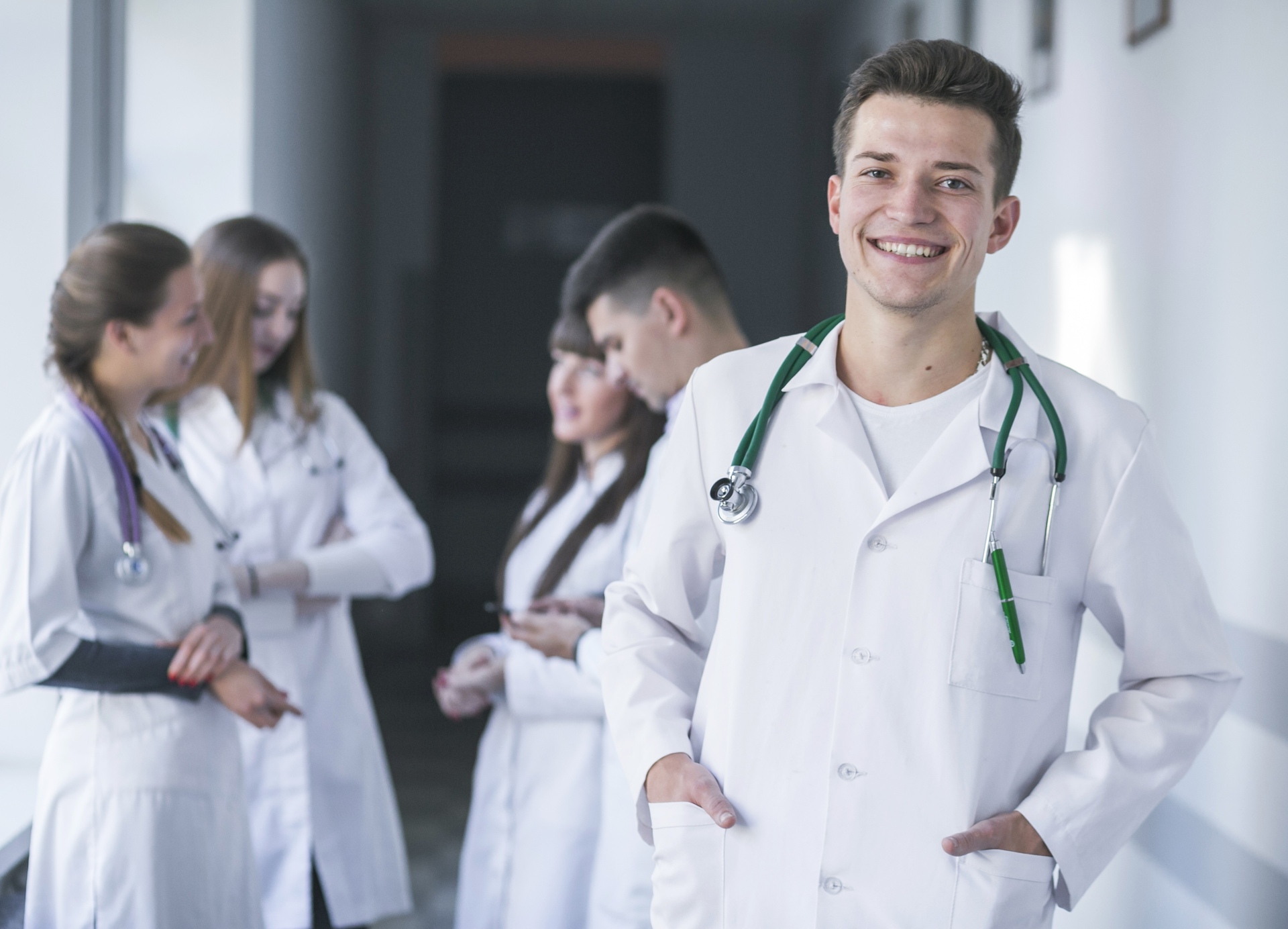 Выпускникам-медикам могут запретить работать без стажа в госклиниках