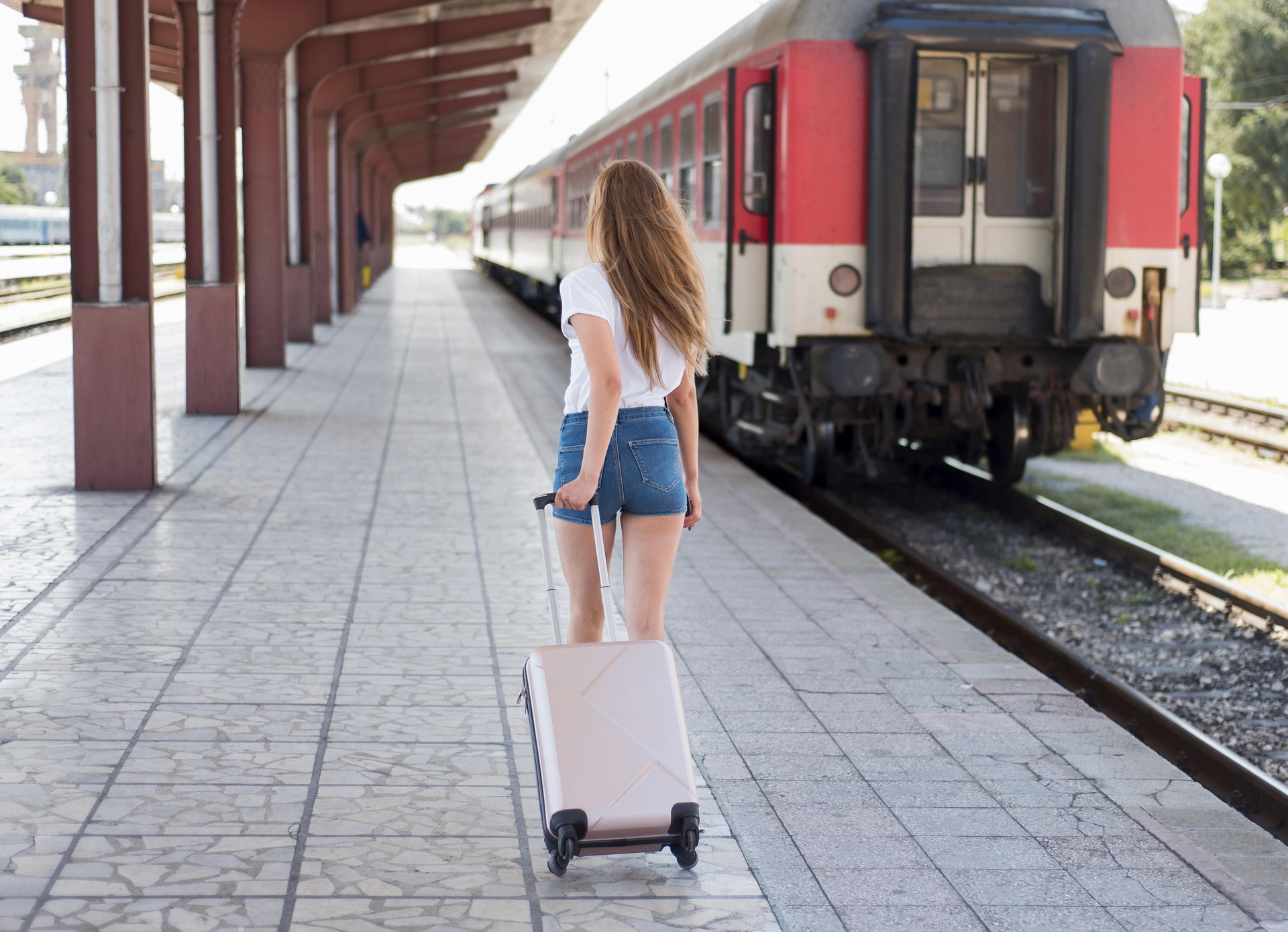 Билеты на поезда из Петербурга в Москву раскупили после отмены авиарейсов