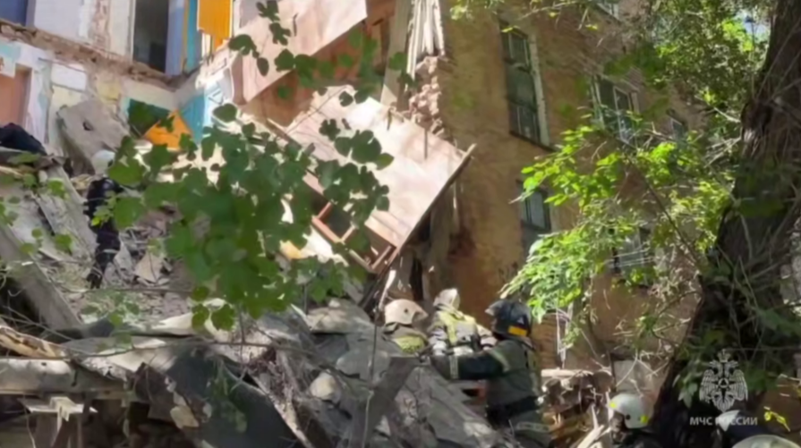 Спасатели ищут людей под завалами после обрушения части жилого дома в Астрахани