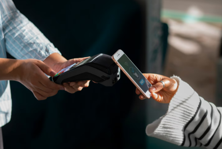 «Сбер» вернул оплату покупок айфоном по аналогии с Apple Pay