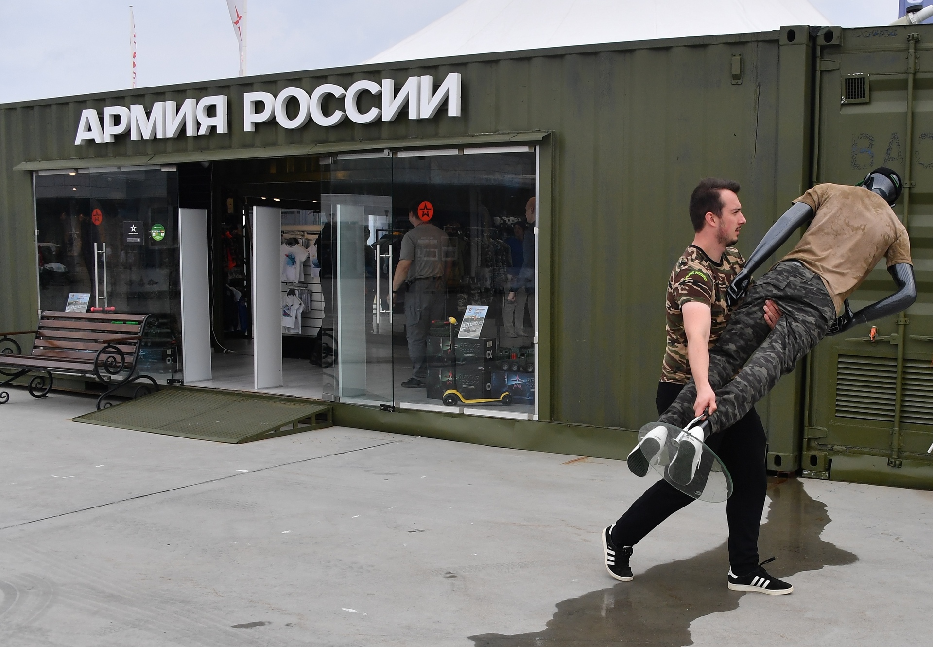 В Военторге опровергли информацию о закрытии магазинов в России