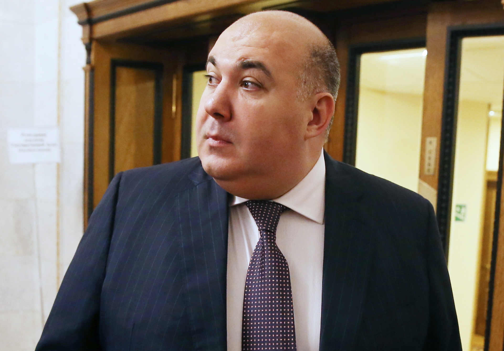 Ъ: СК объявил в розыск экс-депутата Напсо по делу об изнасиловании помощницы