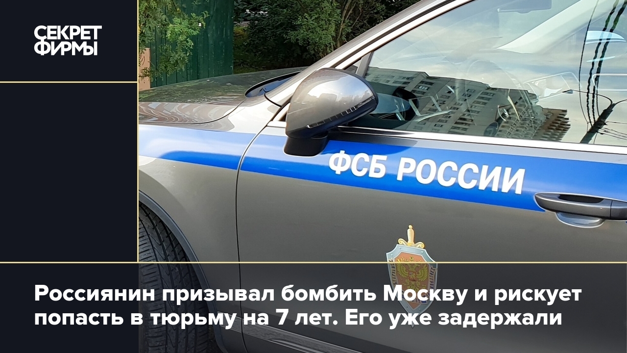 Қысқа шашын қиған брюнетка орнынан тұрып трафарет болады.