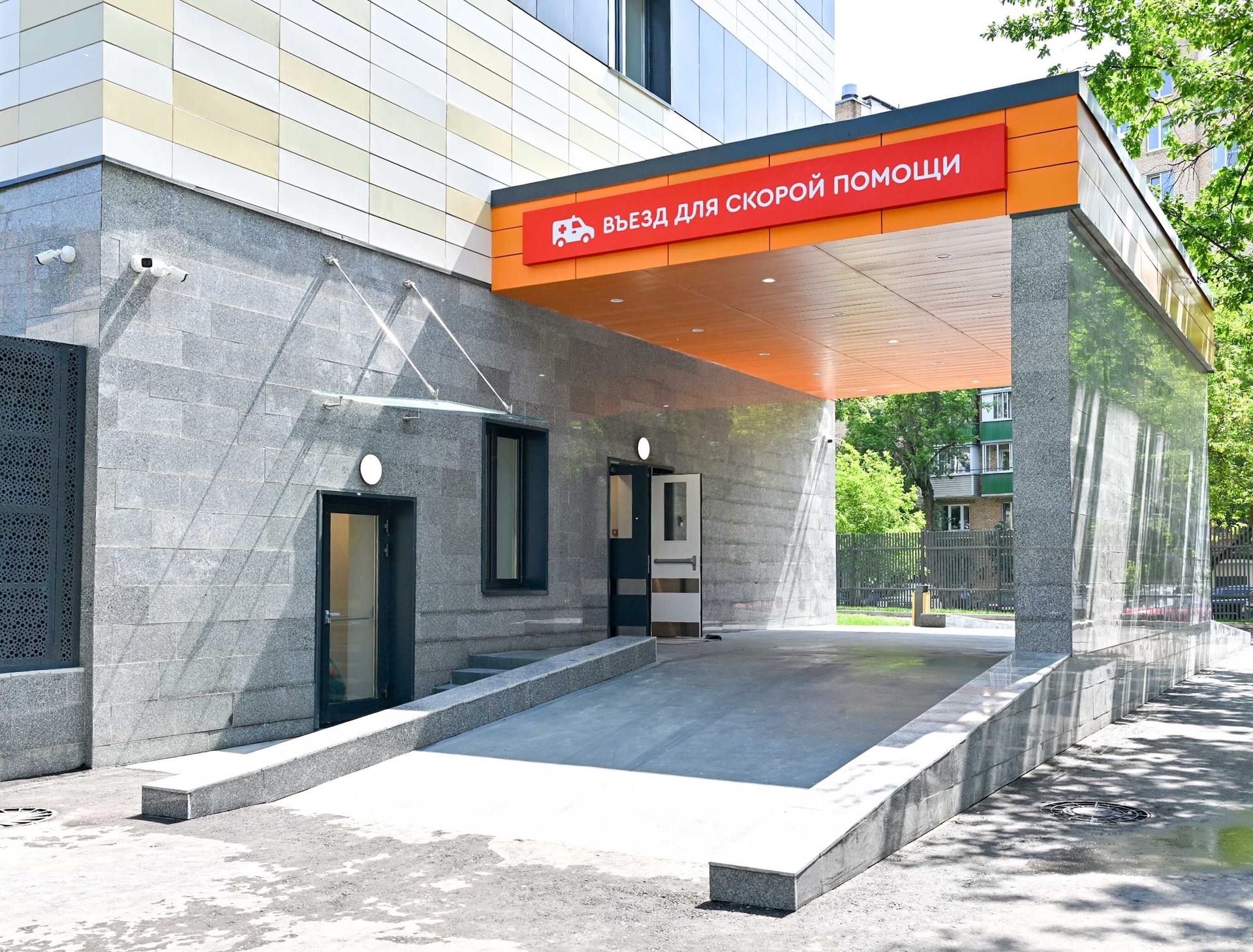 В Москве врачи удалили у молодой пациентки 40-сантиметровую опухоль