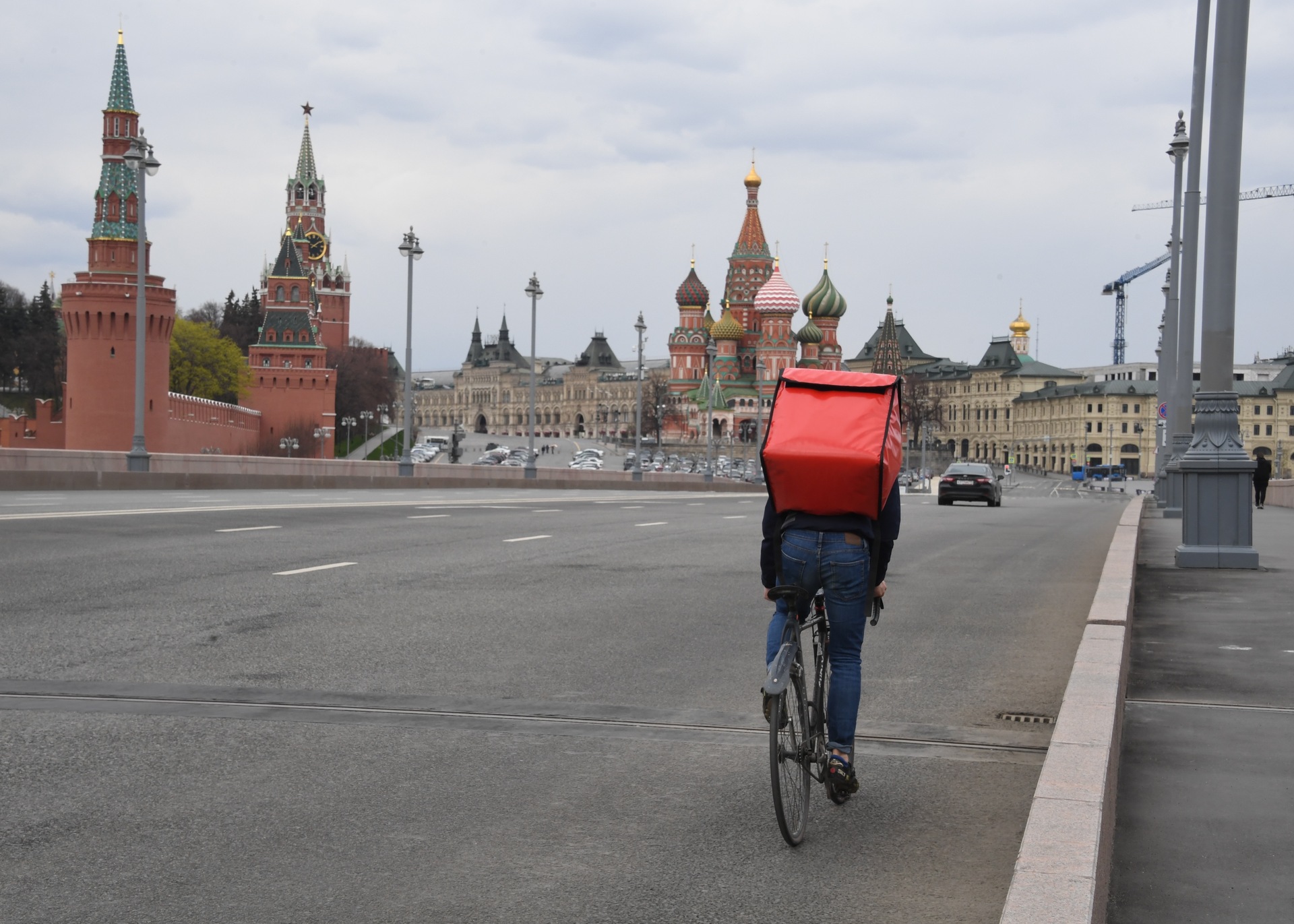 Курьерам-мусульманам запретили доставлять заказы со свининой и алкоголем