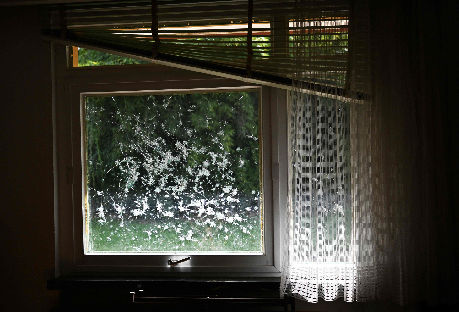 Житель региона России выбросил из окна трёхлетнюю дочку